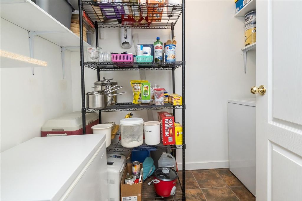 listing image 1103213459443617603