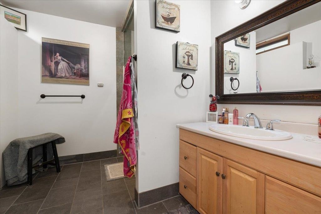 listing image 1100385779101379398