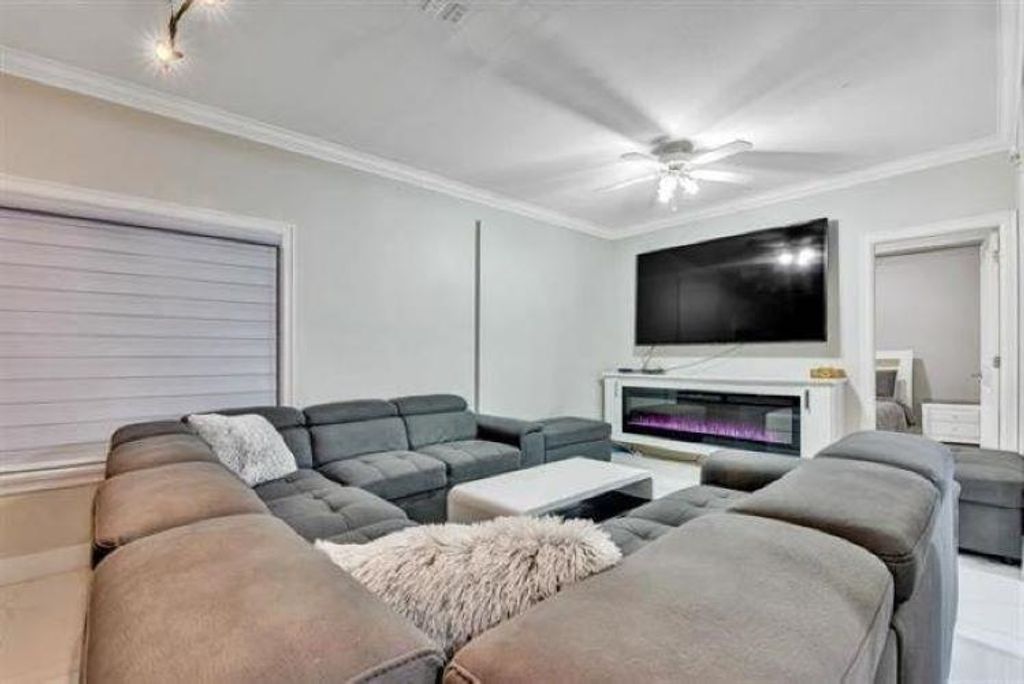 listing image 1104995321177335875