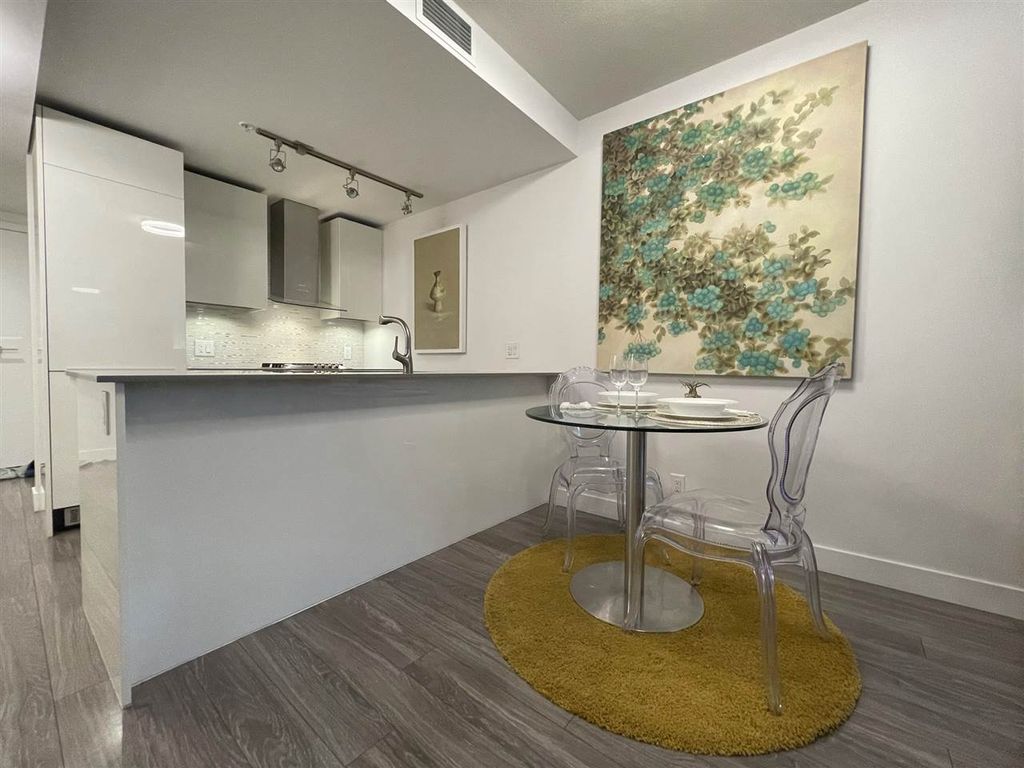 listing image 1104102582906556079