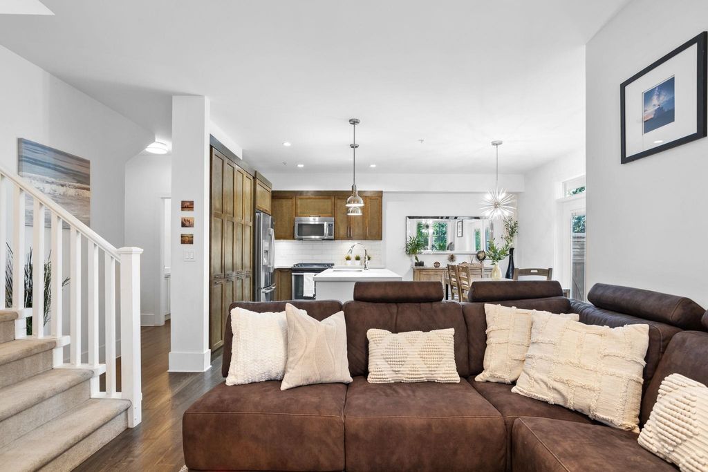 listing image 1101254118264775298