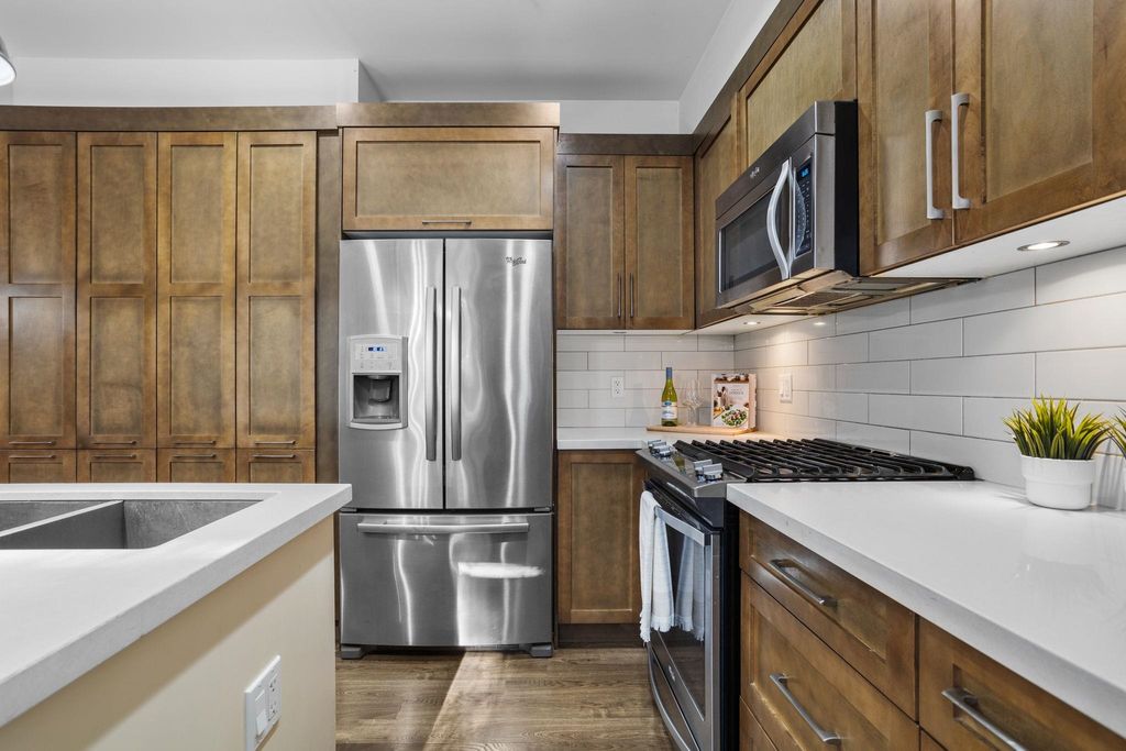listing image 1109862573422414139