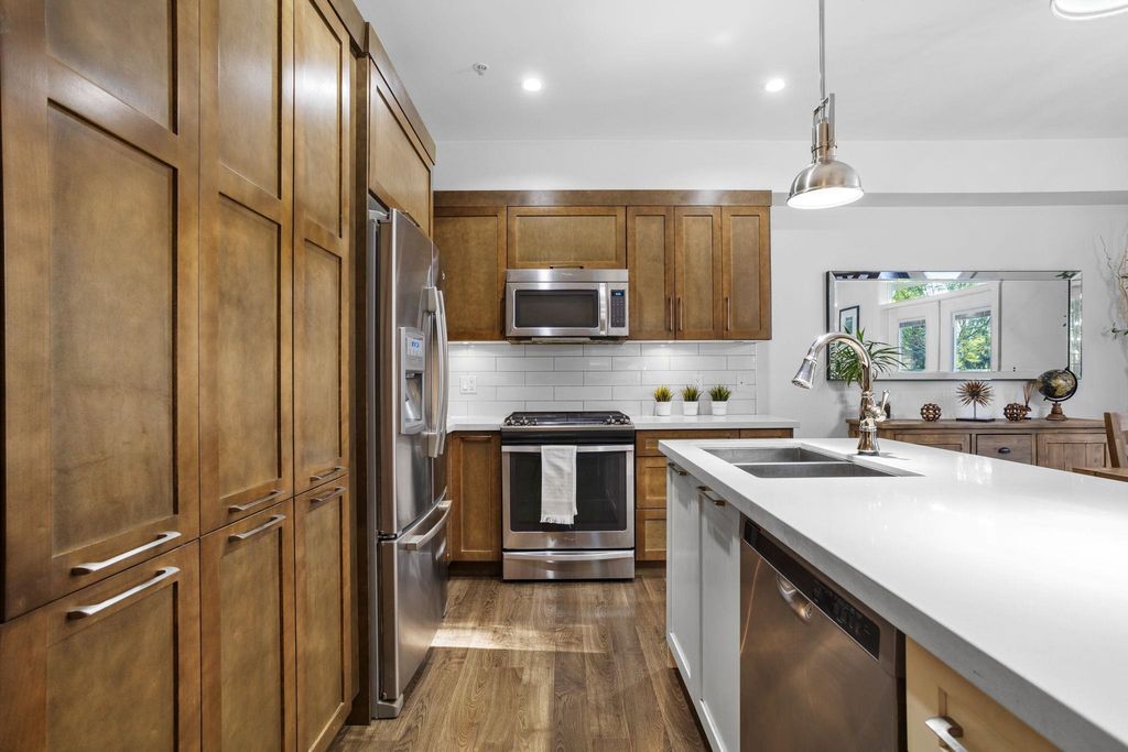listing image 1102386260622606659