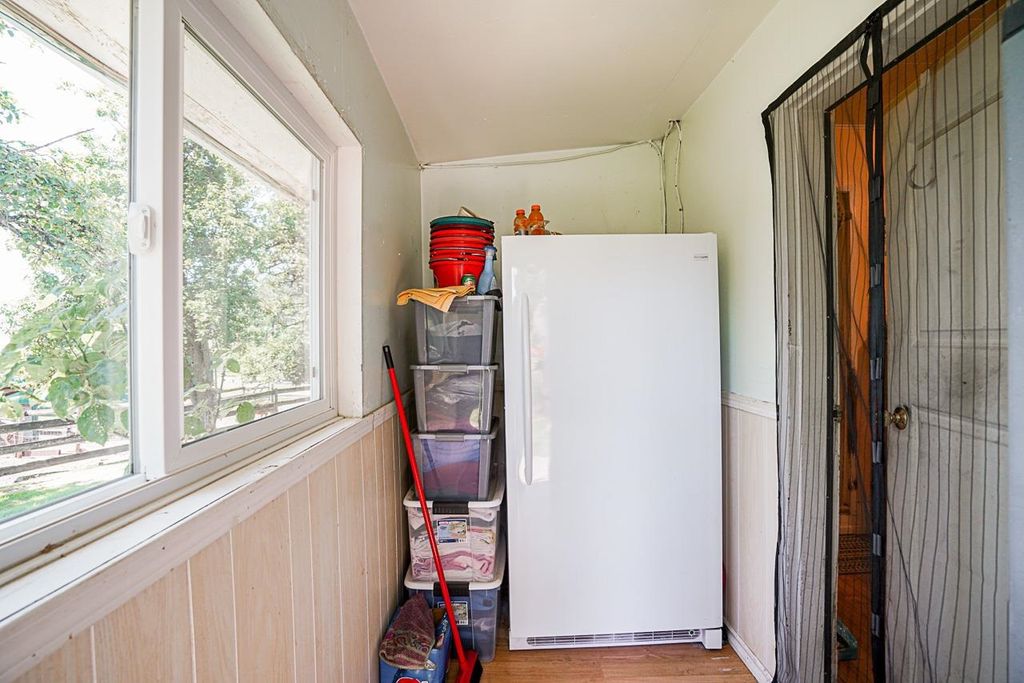 listing image 1100138291405459857
