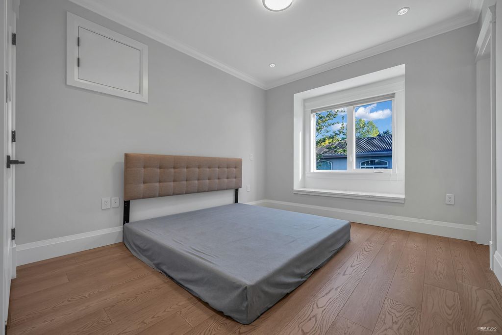 listing image 1105388263401419145