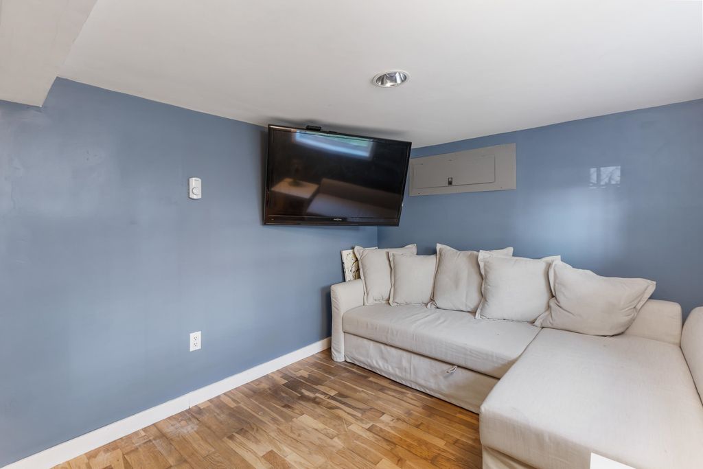 listing image 1102927156666470723