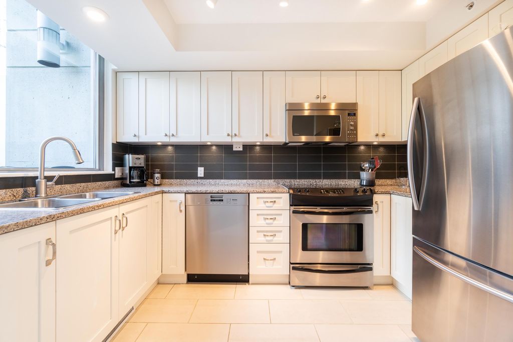 listing image 1104427598680960000
