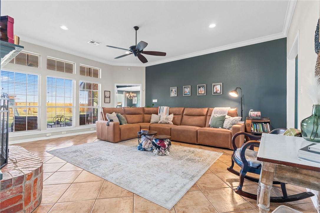 627 Wheatland Drive, McGregor, Texas image 4