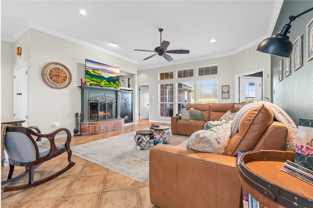 627 Wheatland Drive, McGregor, Texas image 3