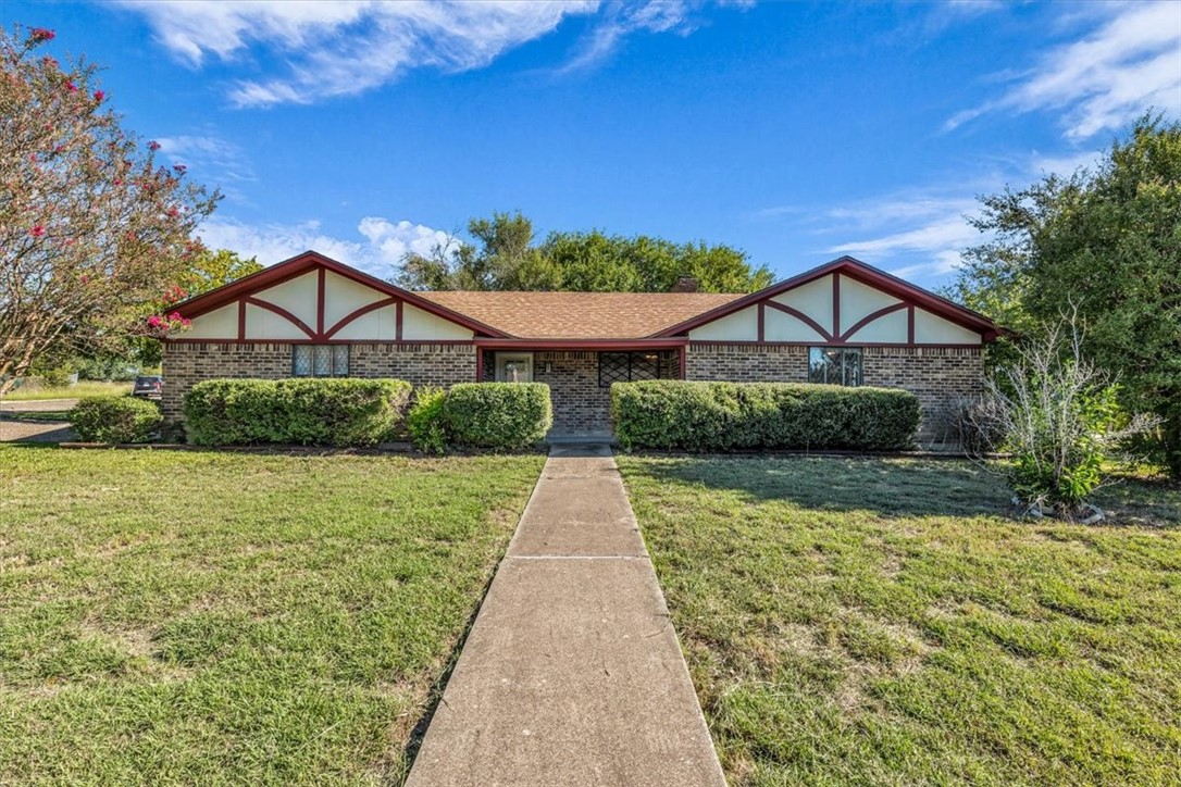 300 Hillside Drive, Hewitt, Texas image 1