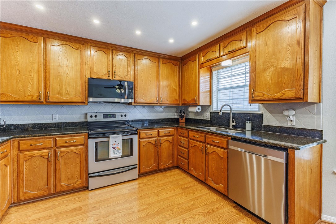 806 Crested Butte Drive, Hewitt, Texas image 13