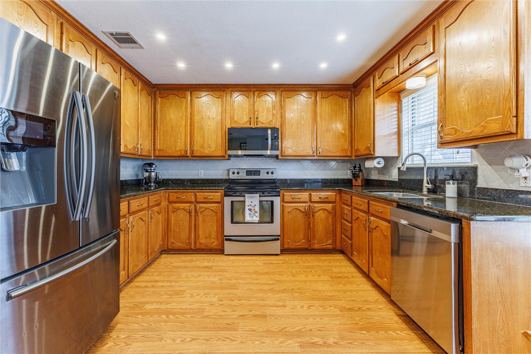 806 Crested Butte Drive, Hewitt, Texas image 11