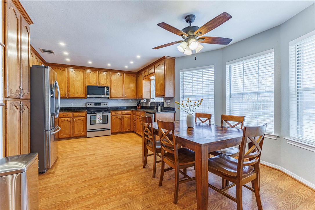 806 Crested Butte Drive, Hewitt, Texas image 10