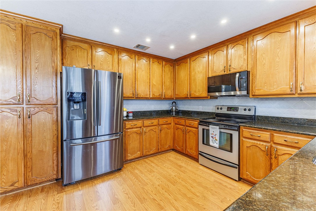 806 Crested Butte Drive, Hewitt, Texas image 12