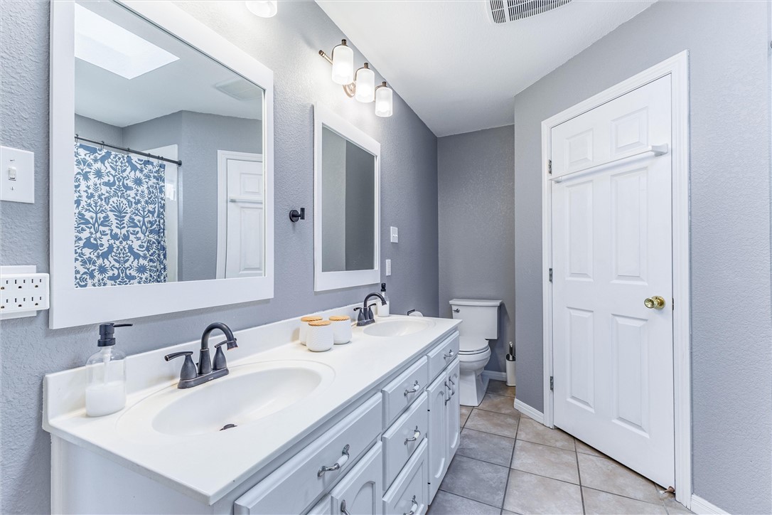 806 Crested Butte Drive, Hewitt, Texas image 19