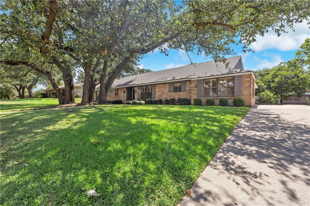 704 Woodland West Drive, Woodway, Texas image 2