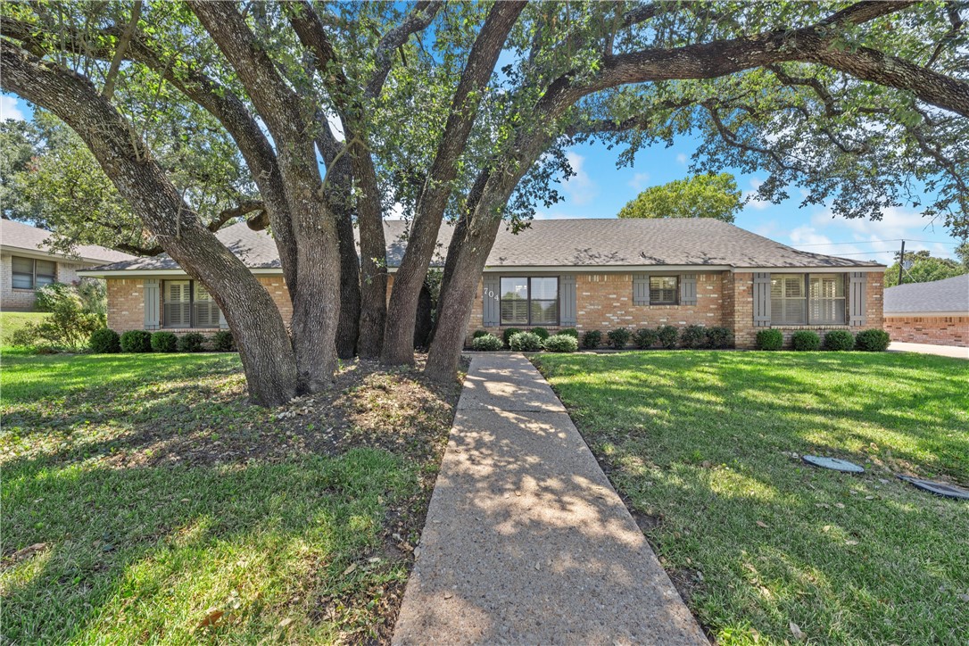 704 Woodland West Drive, Woodway, Texas image 1