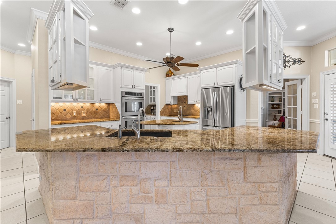 801 Forest Oaks Circle, Woodway, Texas image 10