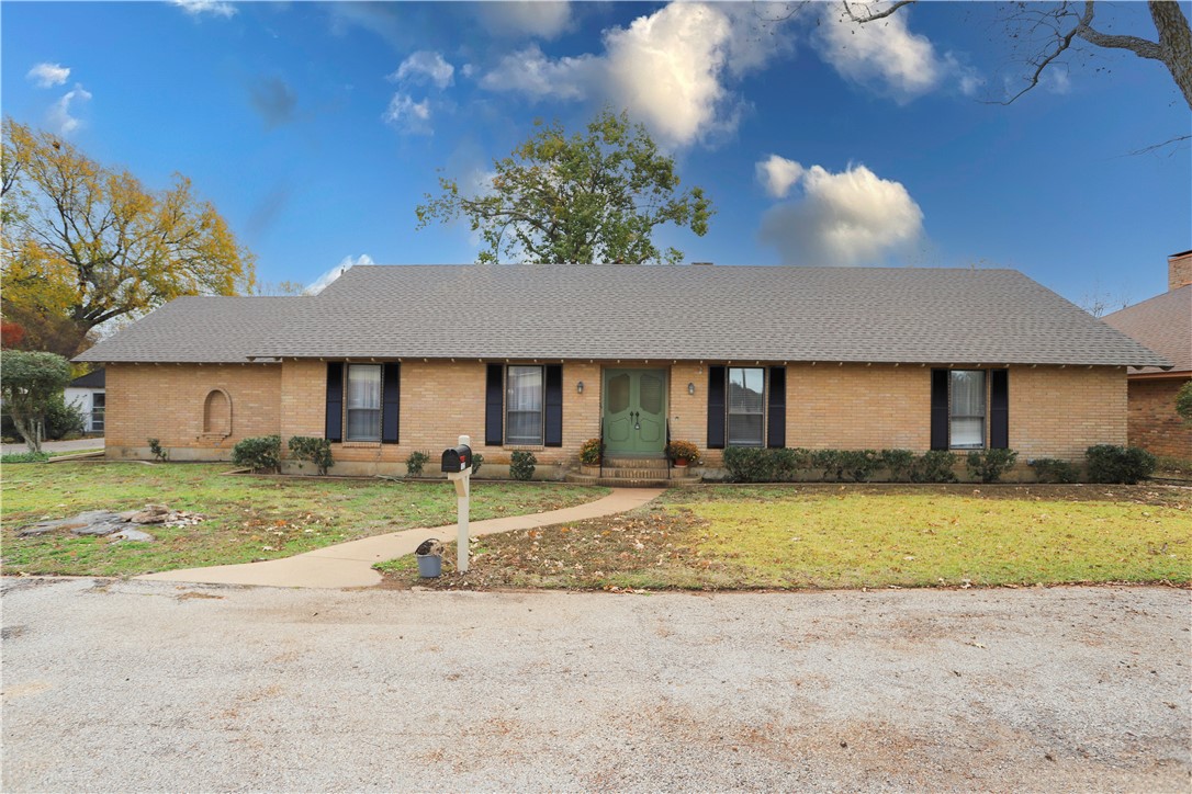 1122 W 6th Street, McGregor, Texas image 1