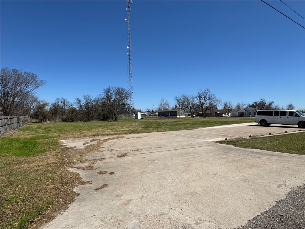 Lot 2B-3 5th Street, Lott, Texas image 4