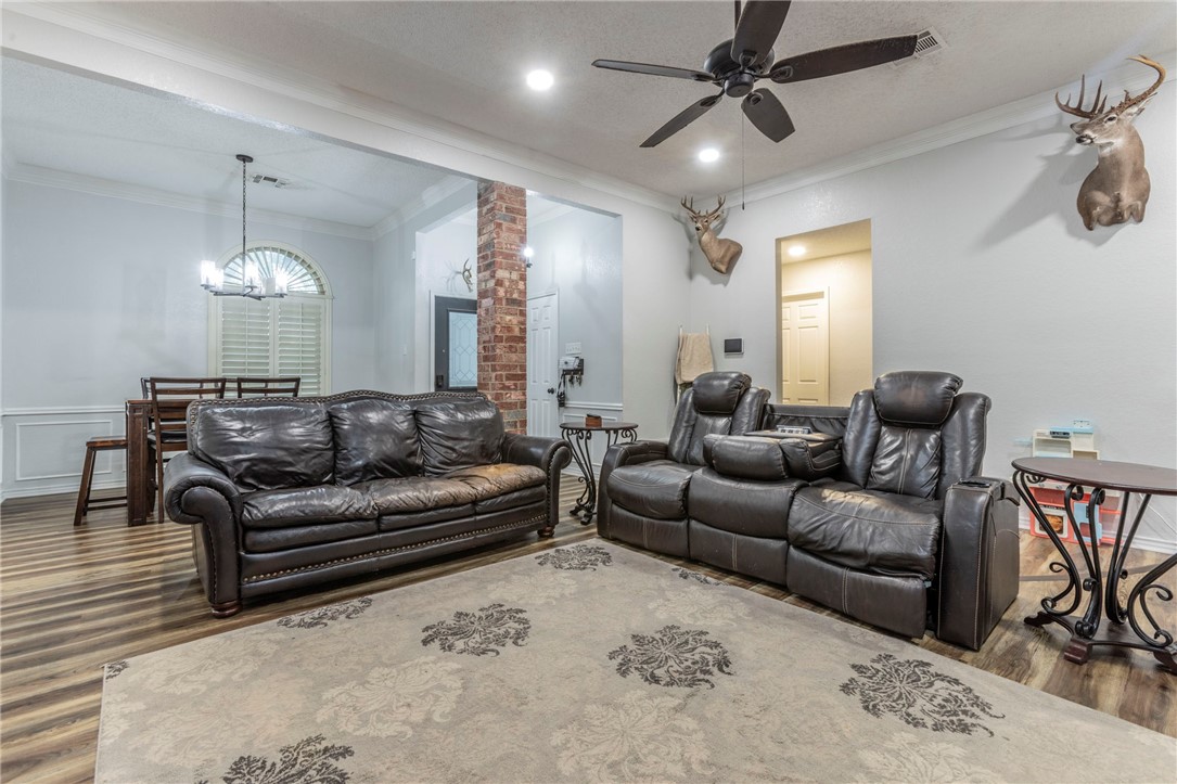 240 Cross Country Drive, Hewitt, Texas image 3