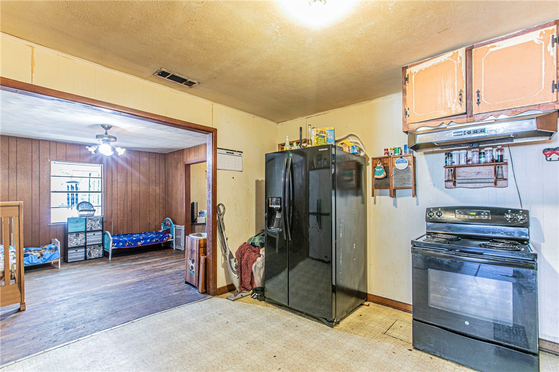 509 E Pine Street, West, Texas image 10