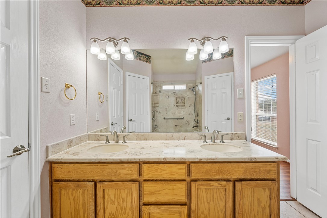 716 Barton Creek Drive, Hewitt, Texas image 17
