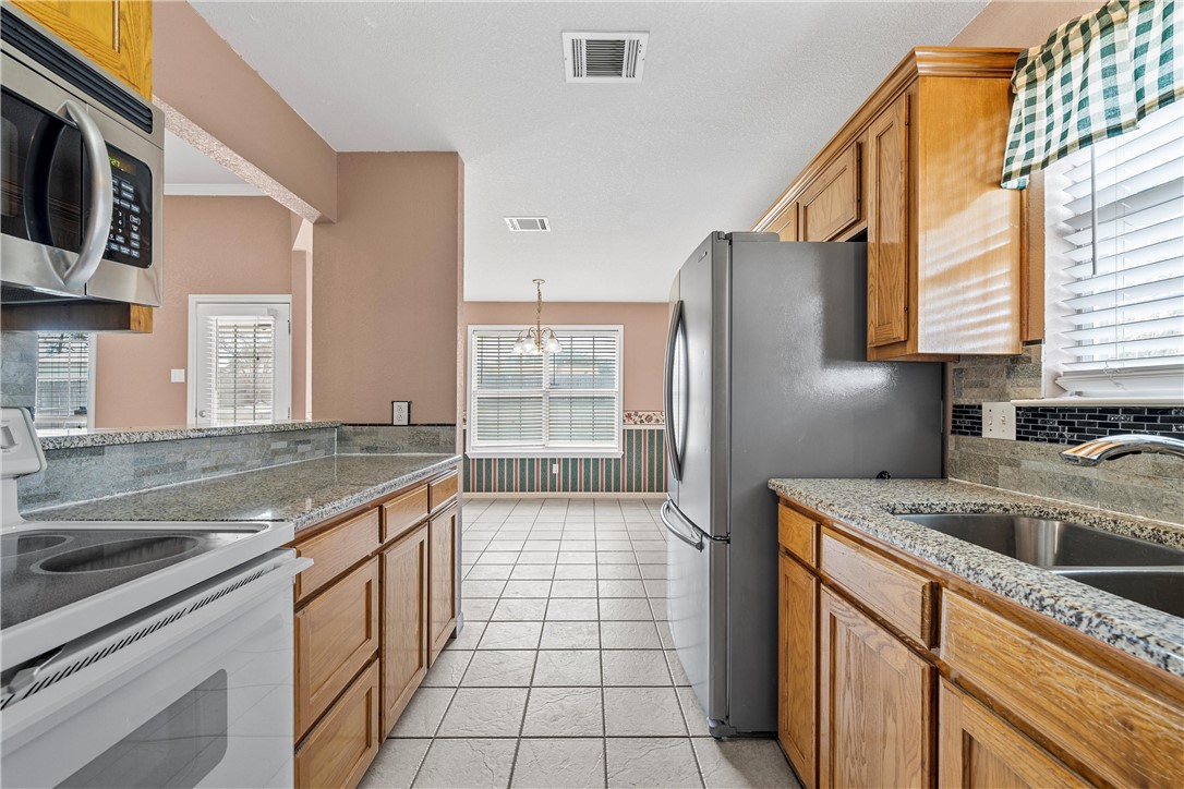 716 Barton Creek Drive, Hewitt, Texas image 7