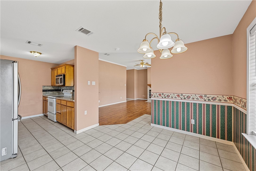 716 Barton Creek Drive, Hewitt, Texas image 5