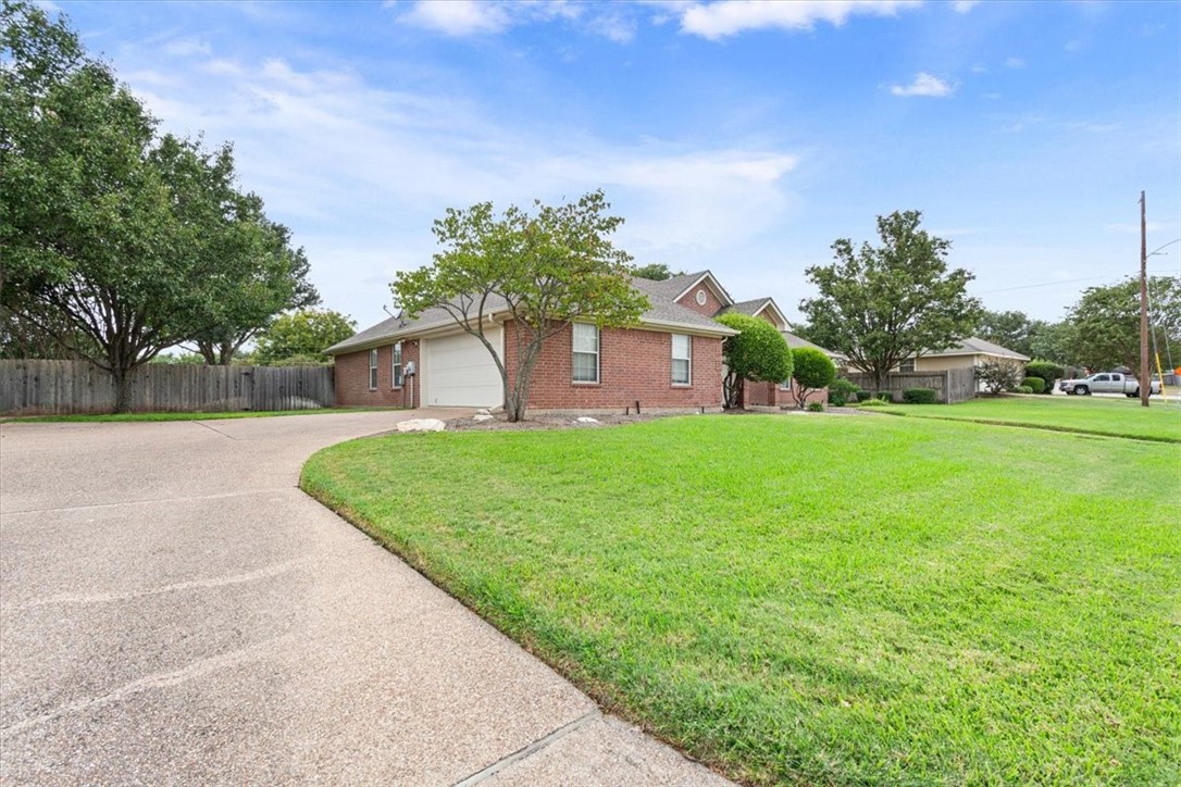 1205 Steamboat Drive, Hewitt, Texas image 3