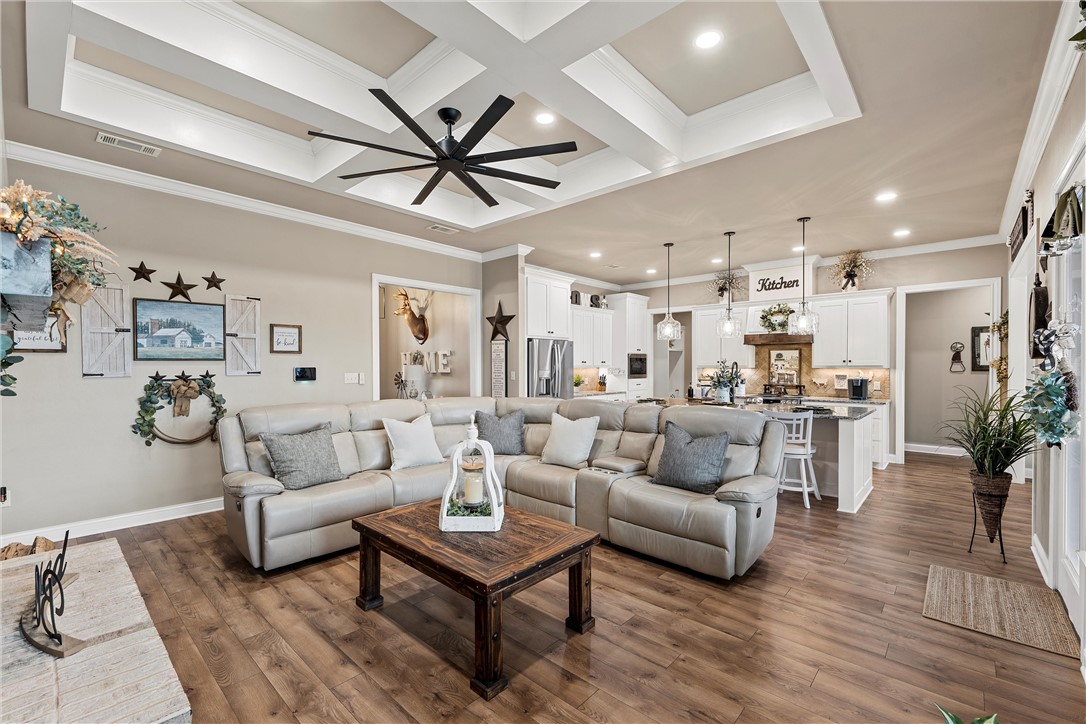 819 Gallant Fox Road, Hewitt, Texas image 3