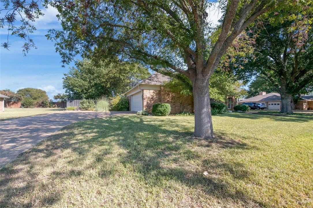 328 Bluebonnet Circle, McGregor, Texas image 2