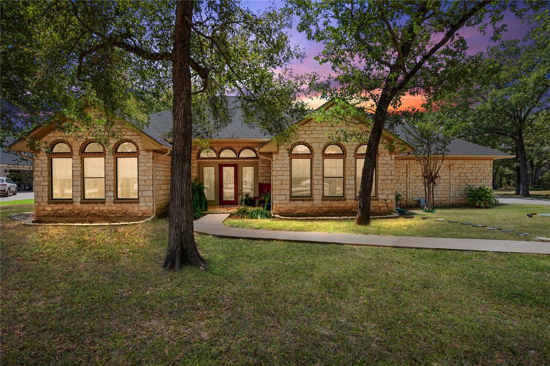 1095 Autumn Oaks Circle, China Spring, Texas image 1