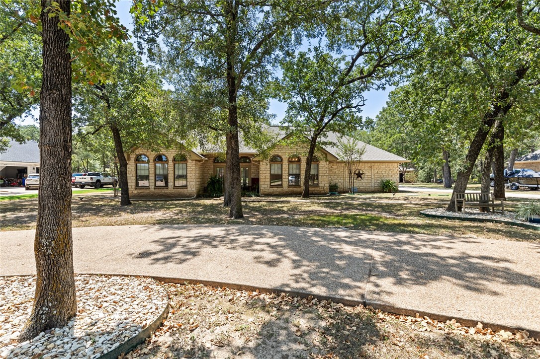 1095 Autumn Oaks Circle, China Spring, Texas image 3