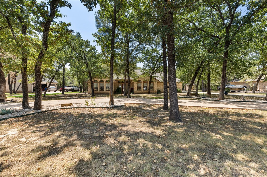 1095 Autumn Oaks Circle, China Spring, Texas image 4