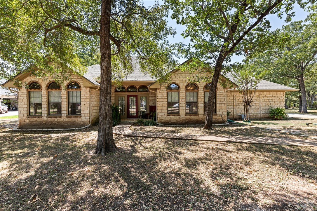 1095 Autumn Oaks Circle, China Spring, Texas image 2