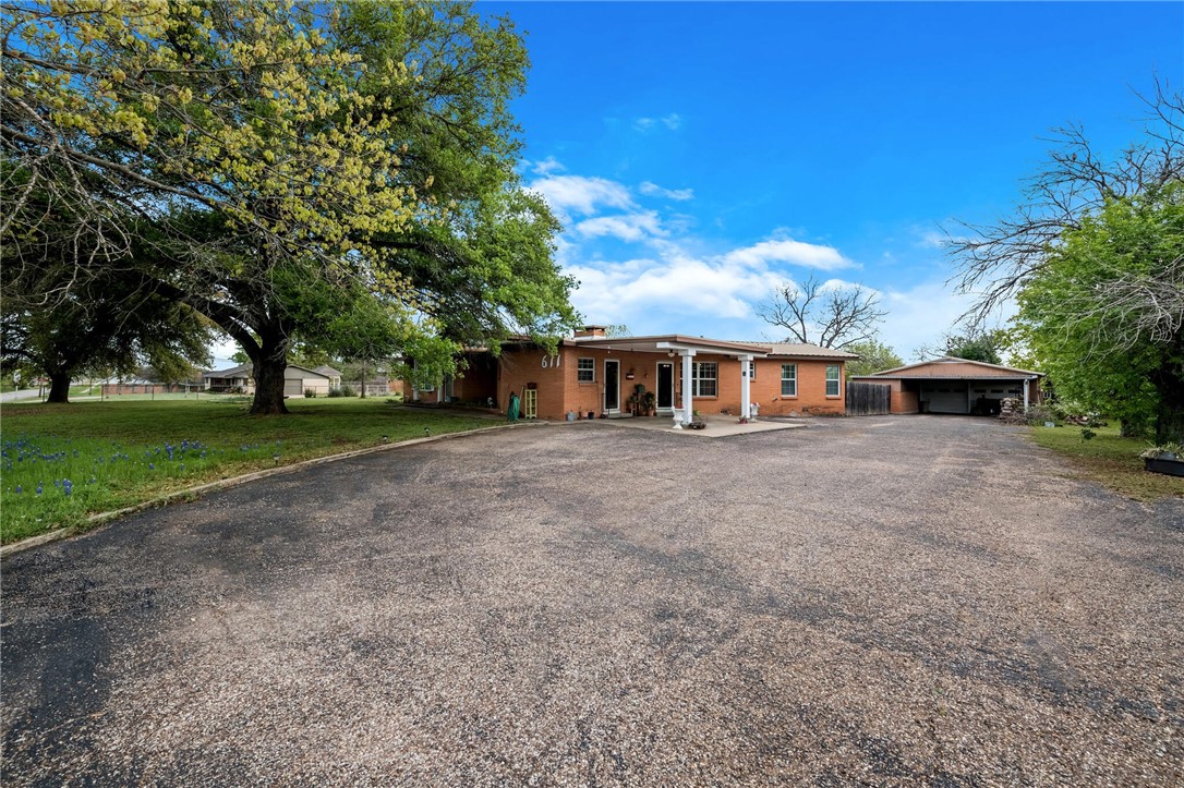 611 N Avenue Q Street, Clifton, Texas image 4