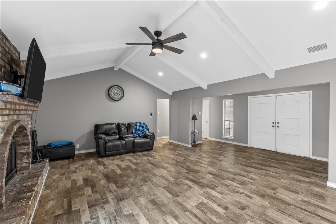 133 Crestwood Drive, Hewitt, Texas image 5