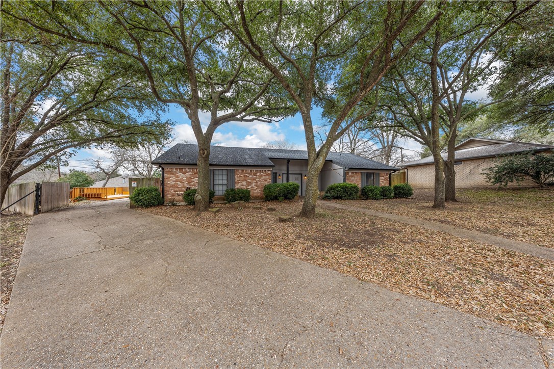 133 Crestwood Drive, Hewitt, Texas image 2