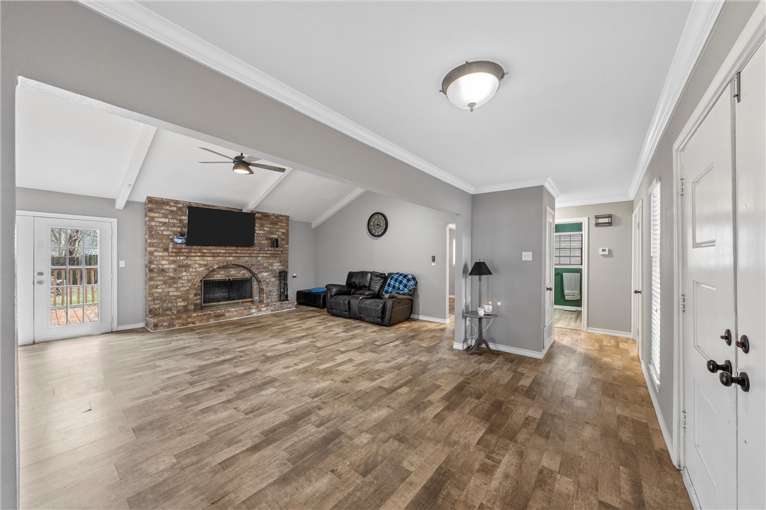 133 Crestwood Drive, Hewitt, Texas image 3