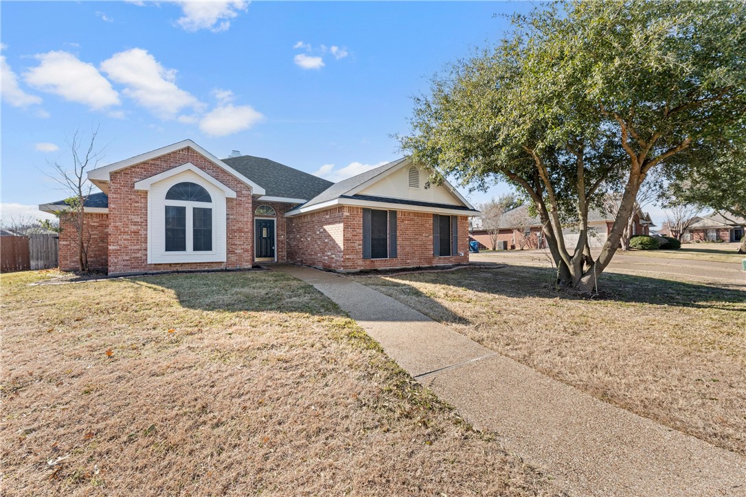 204 Greystone Drive, Hewitt, Texas image 3