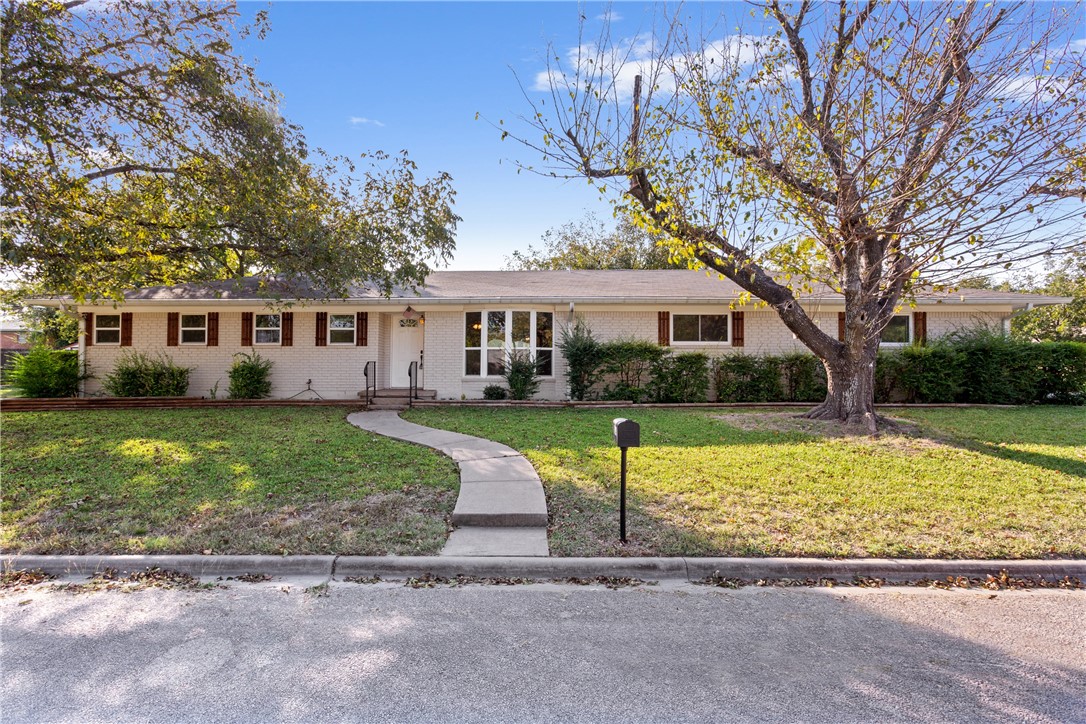 1214 W 19th Street, Clifton, Texas image 1