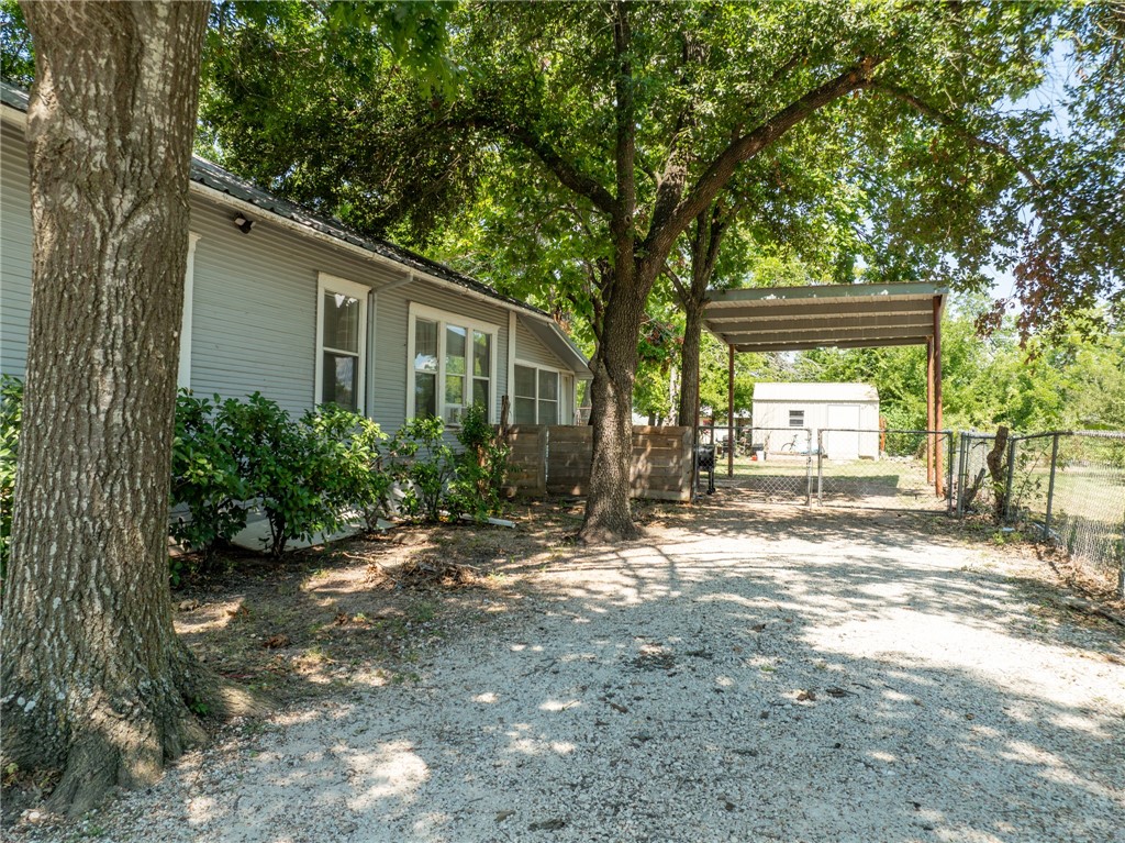 706 E Gassaway St, Lott, Texas image 19