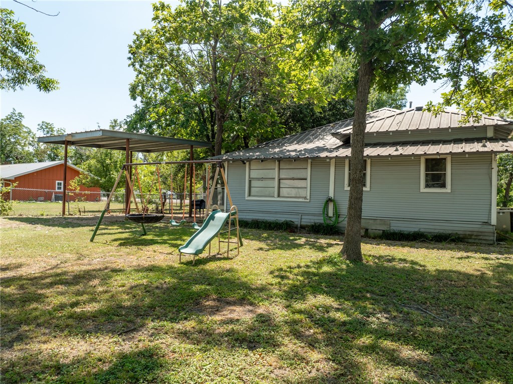 706 E Gassaway St, Lott, Texas image 22