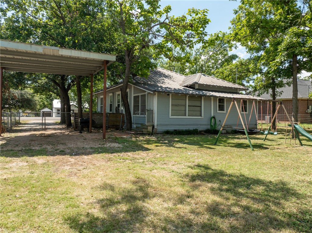 706 E Gassaway St, Lott, Texas image 21