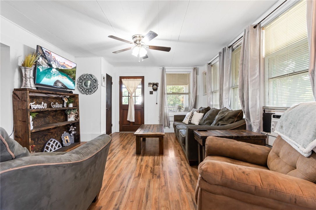 706 E Gassaway St, Lott, Texas image 5