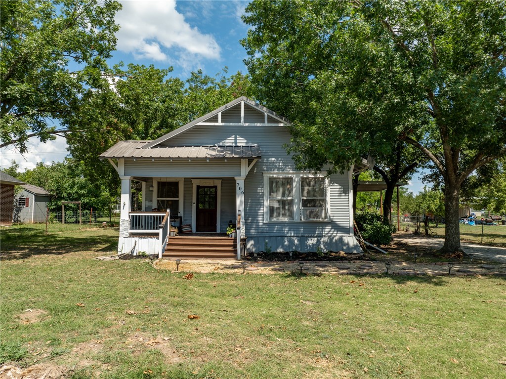 706 E Gassaway St, Lott, Texas image 1