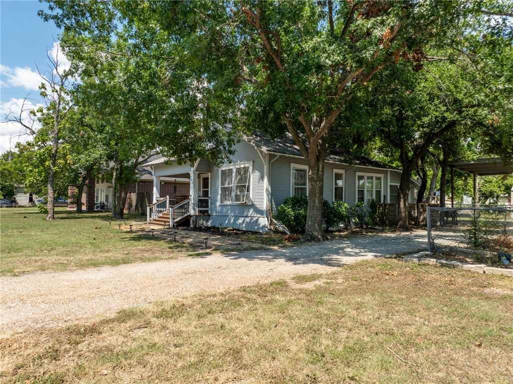 706 E Gassaway St, Lott, Texas image 2