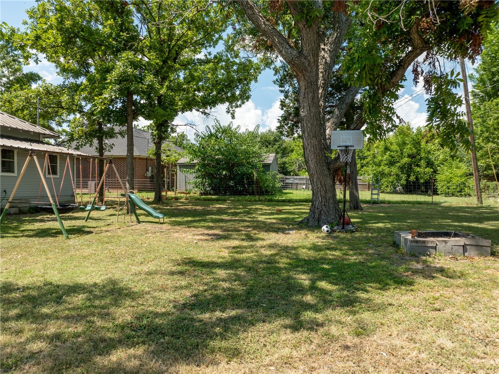 706 E Gassaway St, Lott, Texas image 23
