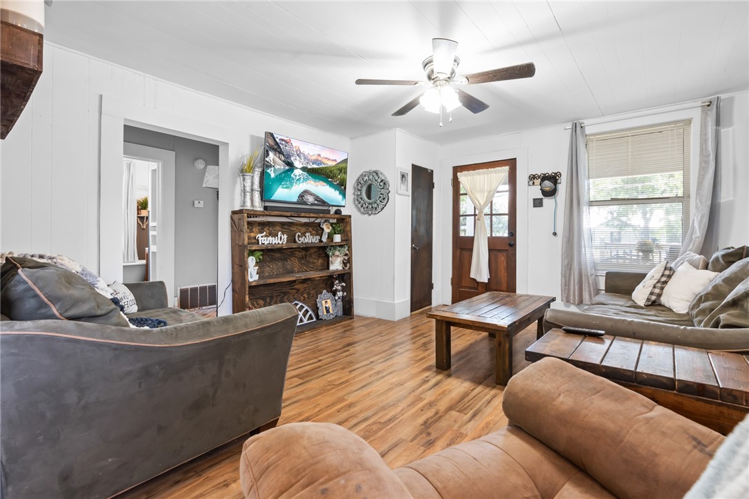 706 E Gassaway St, Lott, Texas image 4